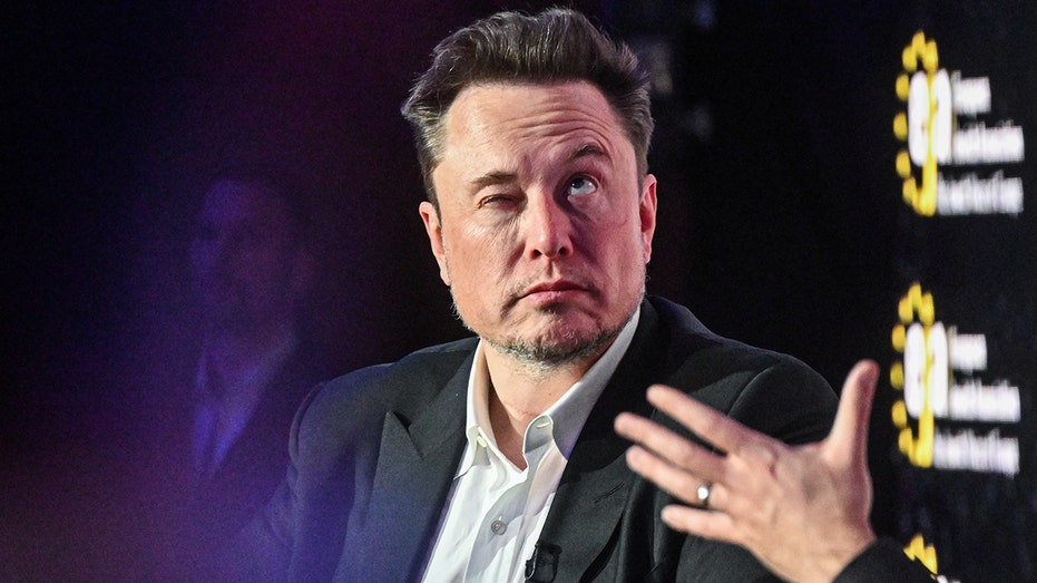 Elon Musk speaks with Ben Shapiro