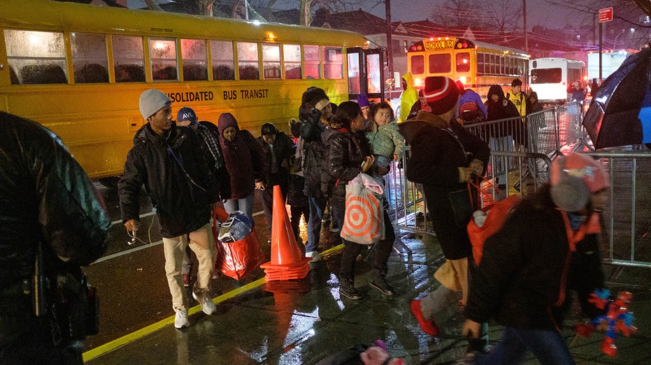 žluté školní autobusy vykládají migranty na střední škole v Brooklynu
