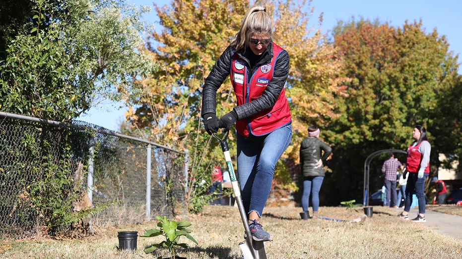 Lowe's volunteers