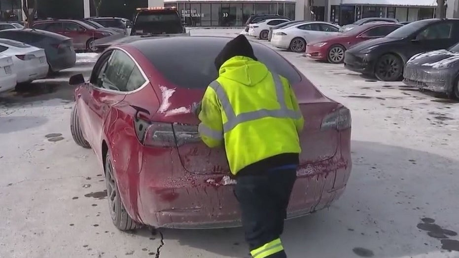 Chicago area Tesla charging stations lined with dead cars in