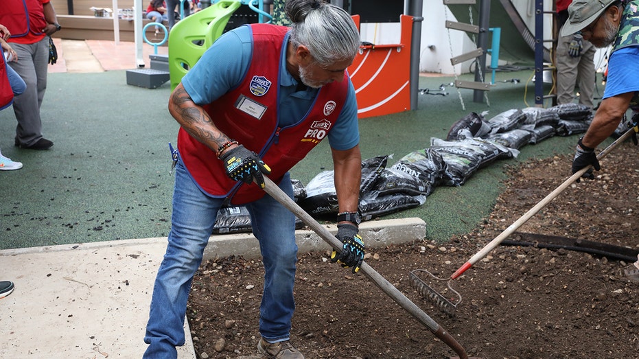 Lowe's volunteers