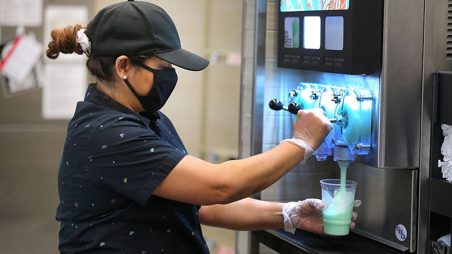 Taco Bell worker makes Mountain Dew frozen drink