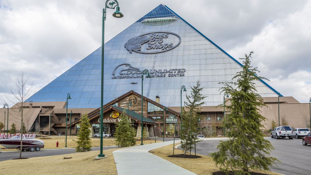 Bass Pro Shops verstärkt seine Werbung mit Super Bowl- und Daytona 500-Werbung