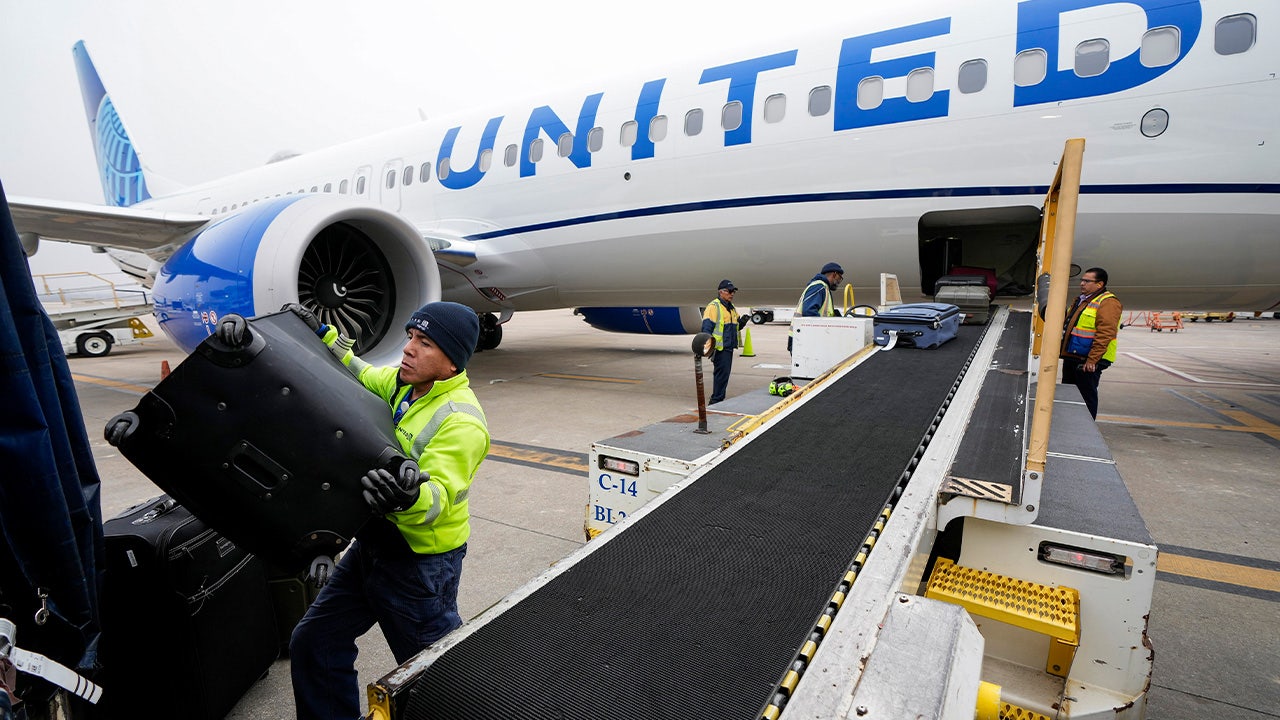 United Airlines hikes checked bag fees, following lead of American