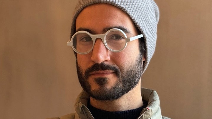 While Apple releases its extremely ugly ‘ski mask’, a former exec introduces new AI-powered glasses ‘Frame’ that you might actually want to wear 😎