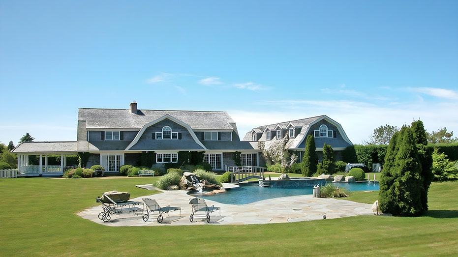 Exterior with pool of the Hilton Hampton vacation home