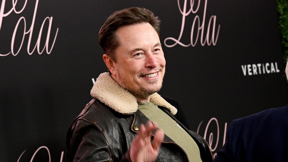 Musk waves at movie premiere