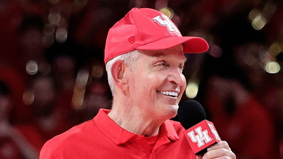 Mattress Mack address Houston Cougars fans