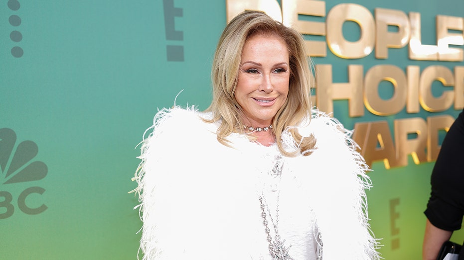 Kathy Hilton posing on the People's Choice Awards red carpet