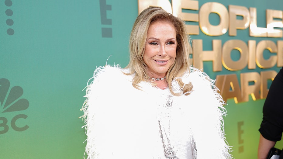 Kathy Hilton posing on the People's Choice Awards red carpet