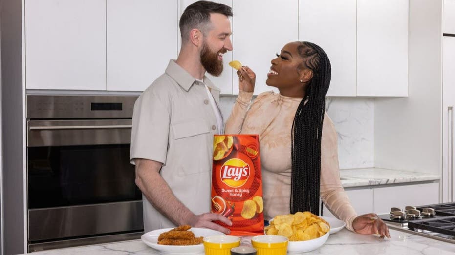"Love is Blind" couple eating potato chips