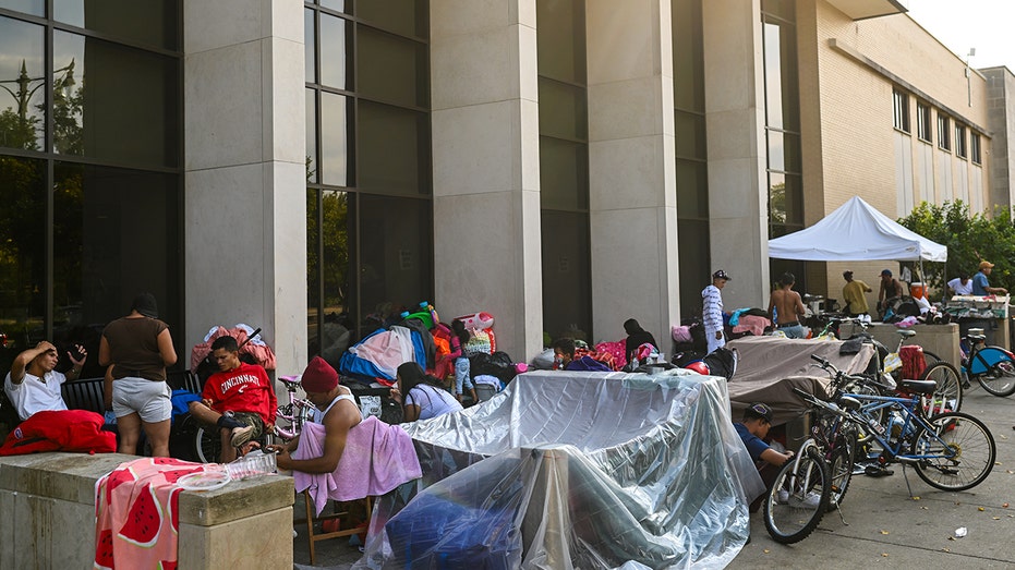 Migrants Are Seen At The Chicago Police Department's 15th District In Chicago