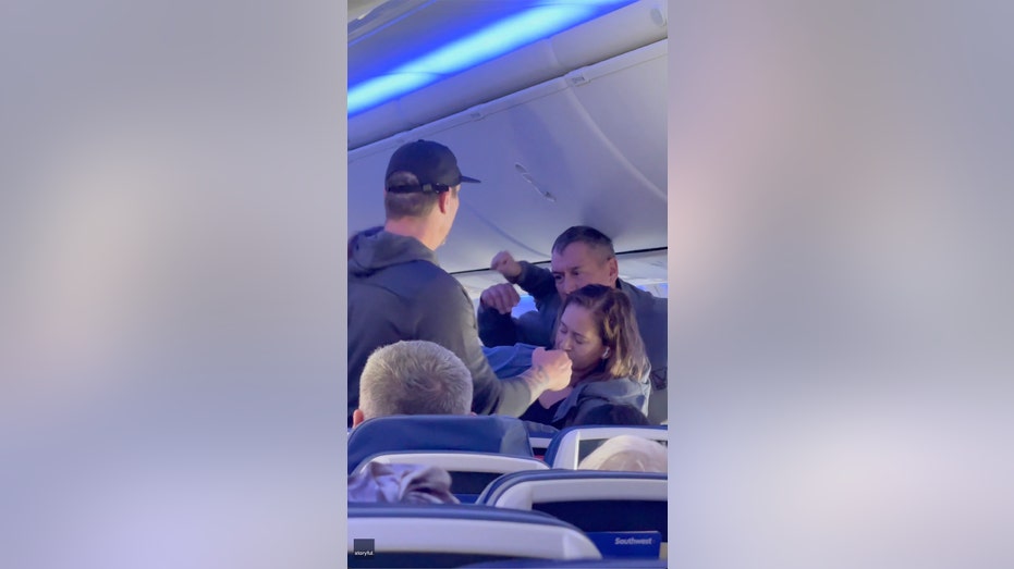 fight breaks out on flight