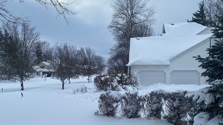 Heavy snow blankets homes in New York