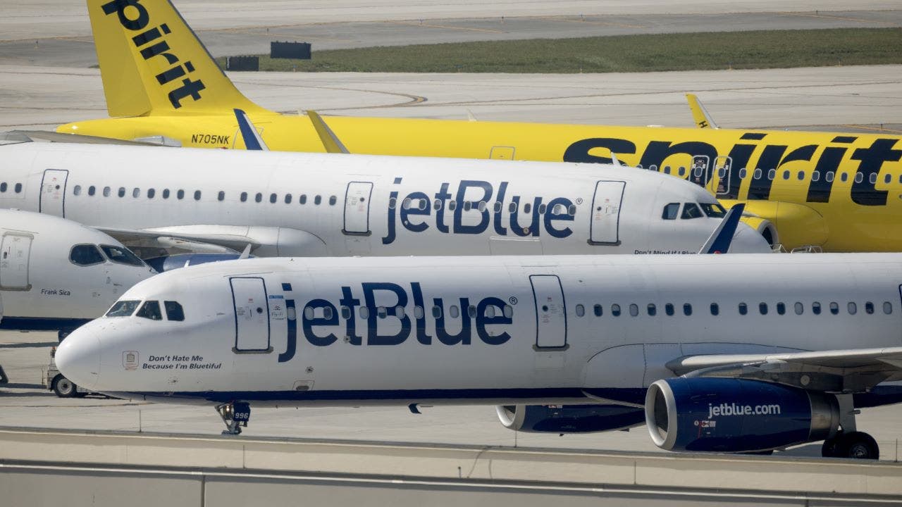 JetBlue sale de 5 ciudades mientras recorta rutas no rentables