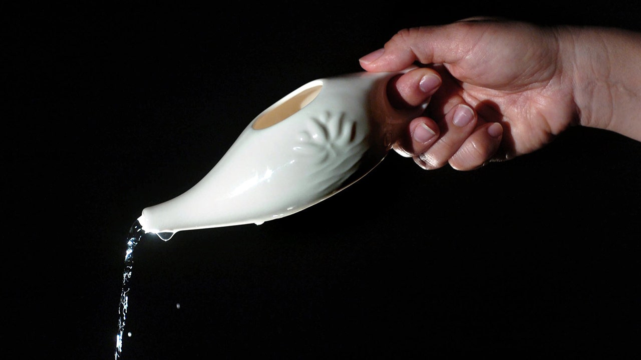 Neti pots top