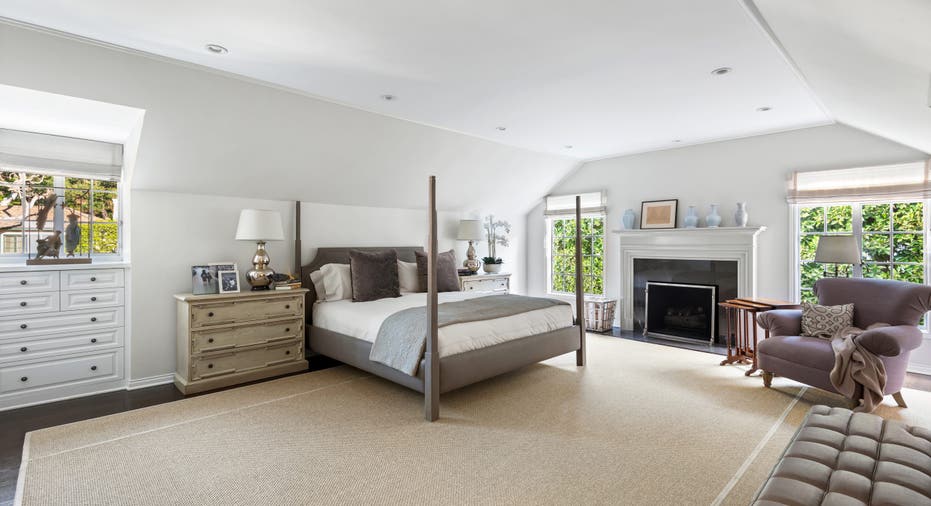 Large room with a four post bed in Judy Garland's old home