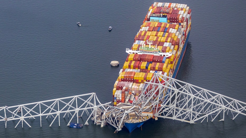 Contain ship crashed into Baltimore bridge