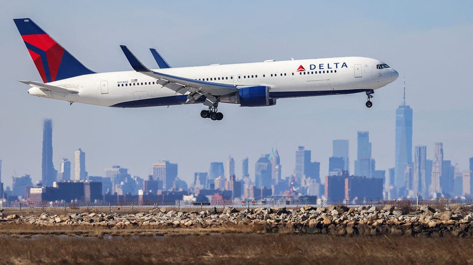 Avião Delta chega à cidade de Nova York