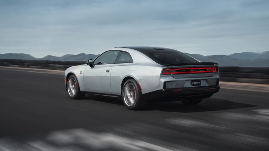 Der Dodge Charger der nächsten Generation 2024 ist als Elektro- und Benzinmodell erhältlich.