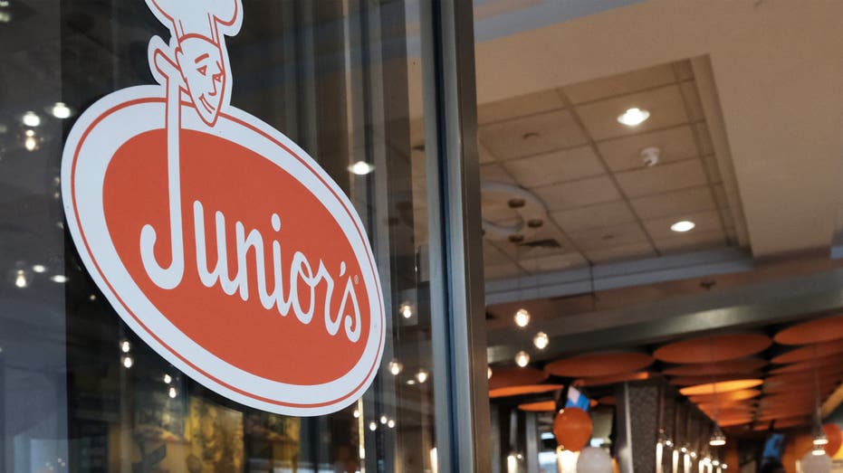 Junior's restaurant logo