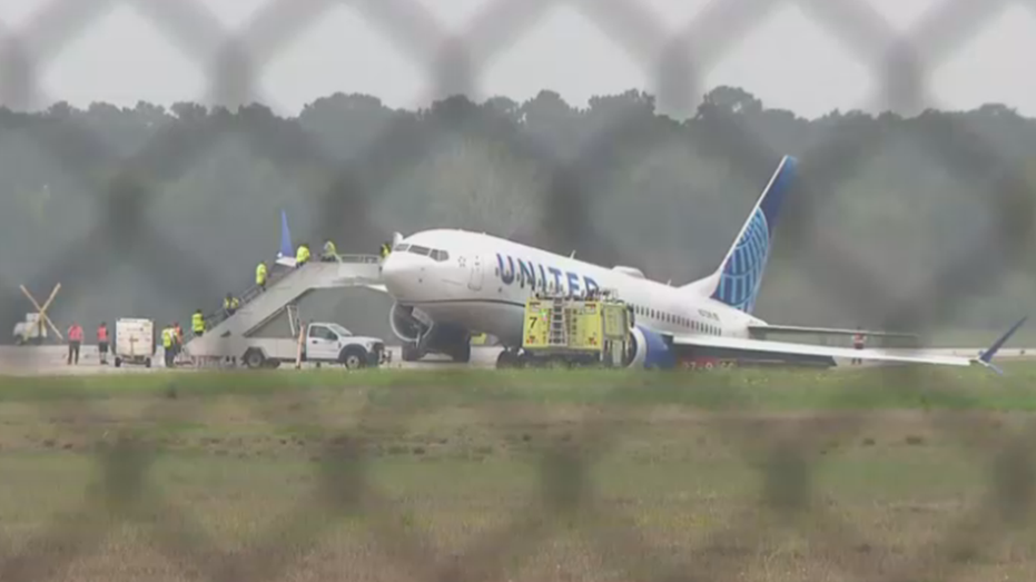 United Airlines Plane Skids Off Houston Airport Runway | Fox Business