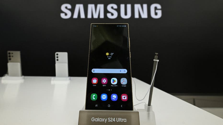 দোকানে ডিসপ্লেতে Samsung Galaxy S24 Ultra