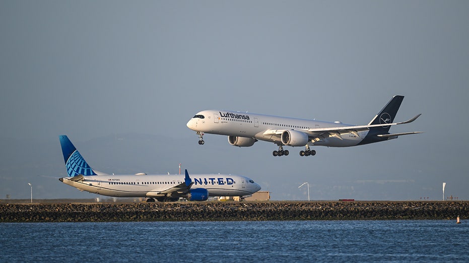 Planes land, take off at San Francisco airport