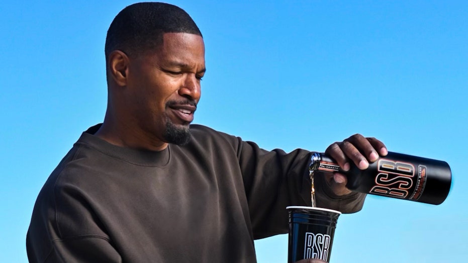 Jamie Foxx pouring BSB Whiskey into a cup