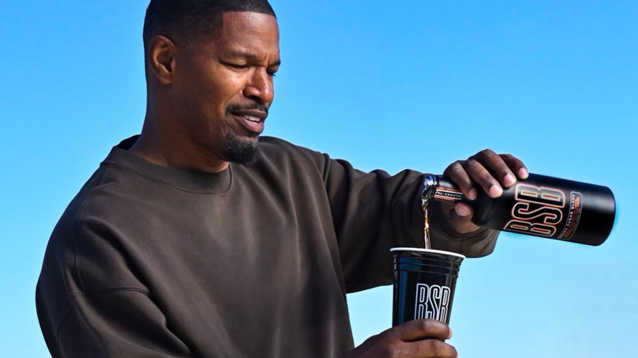 Jamie Foxx pouring BSB Whiskey into a cup