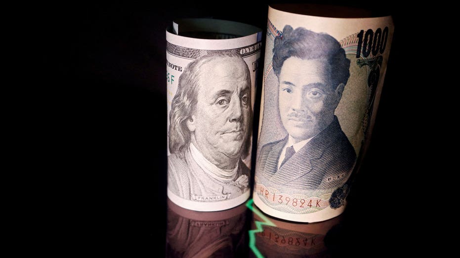 Japanese yen and U.S. dollar banknotes