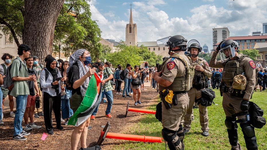 student protesters face off against police at UT Austin