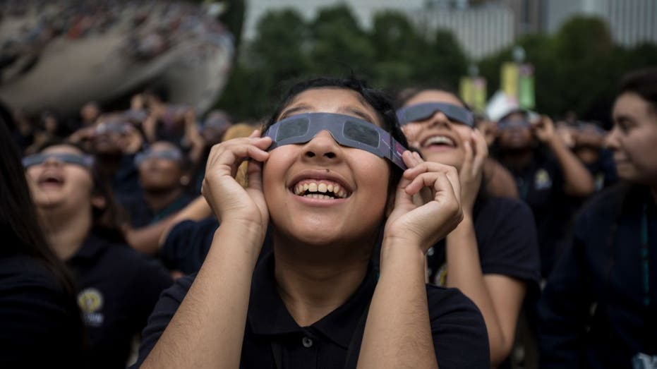 students in chicago watch eclipse