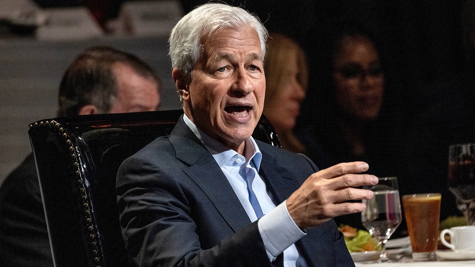 CEO JPMorgan Jamie Dimon berbicara