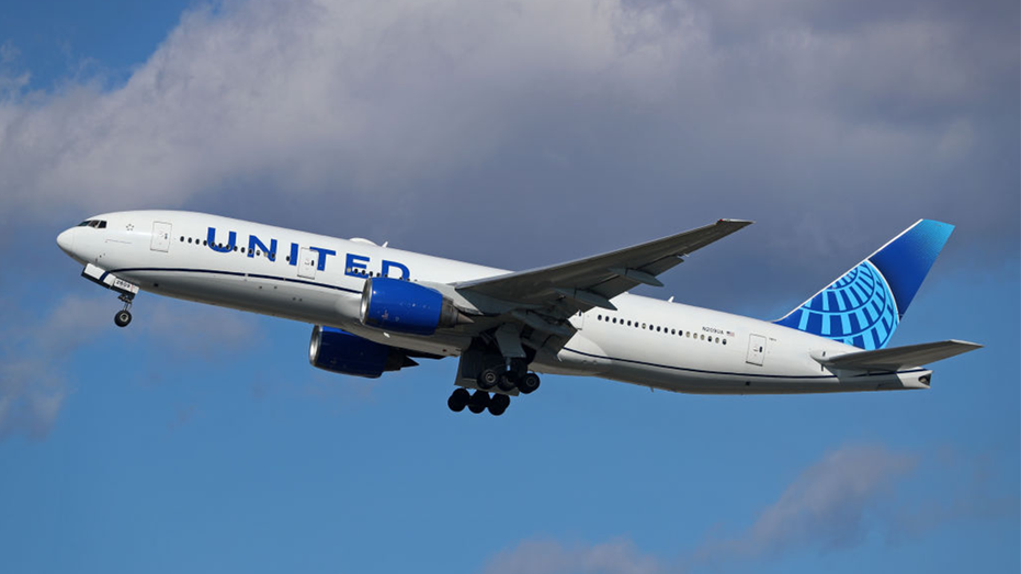 United Boeing 777-222