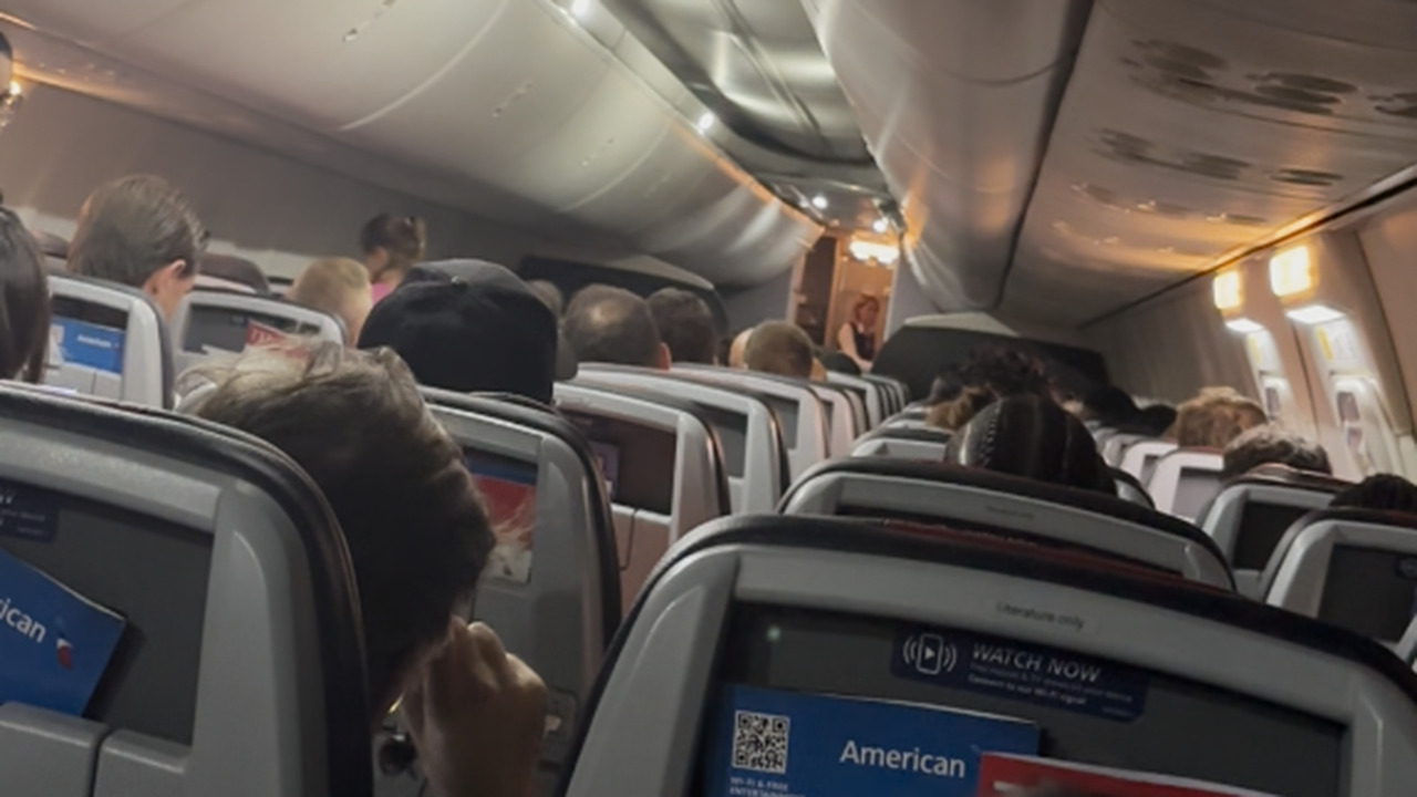 ركاب الخطوط الجوية الأمريكية في ميامي عالقون على متن طائرة بوينج شديدة الحرارة: مسافرون