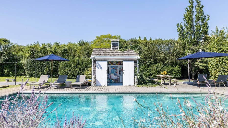 pool house