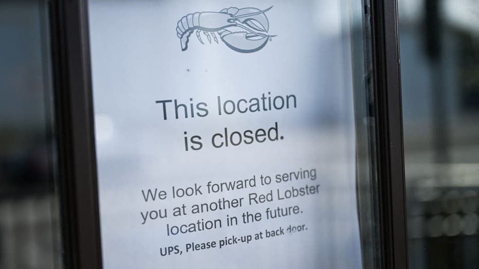 Red Lobster location closure sign
