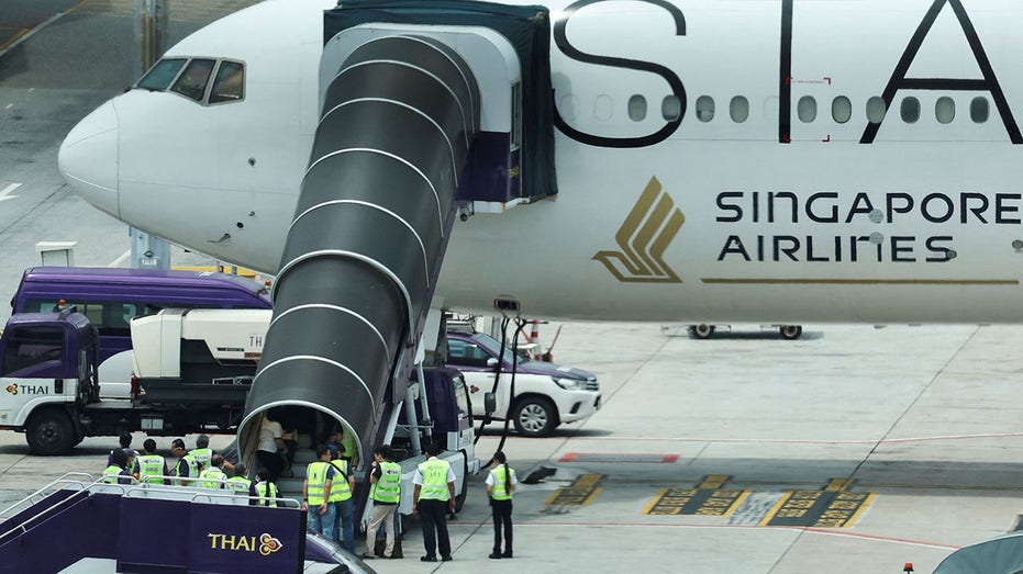 Singapore Airlines flight emergency landing