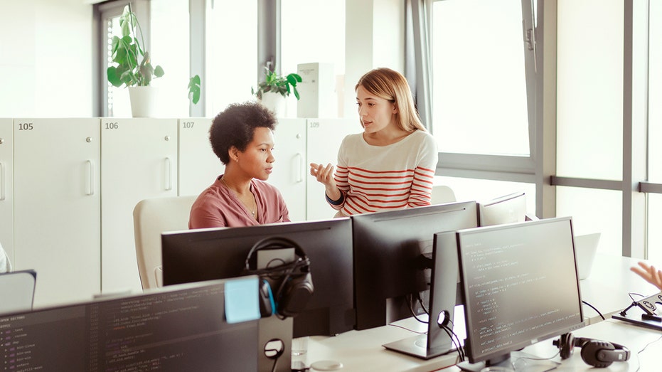 woman bragging at work-- busy bragging trend