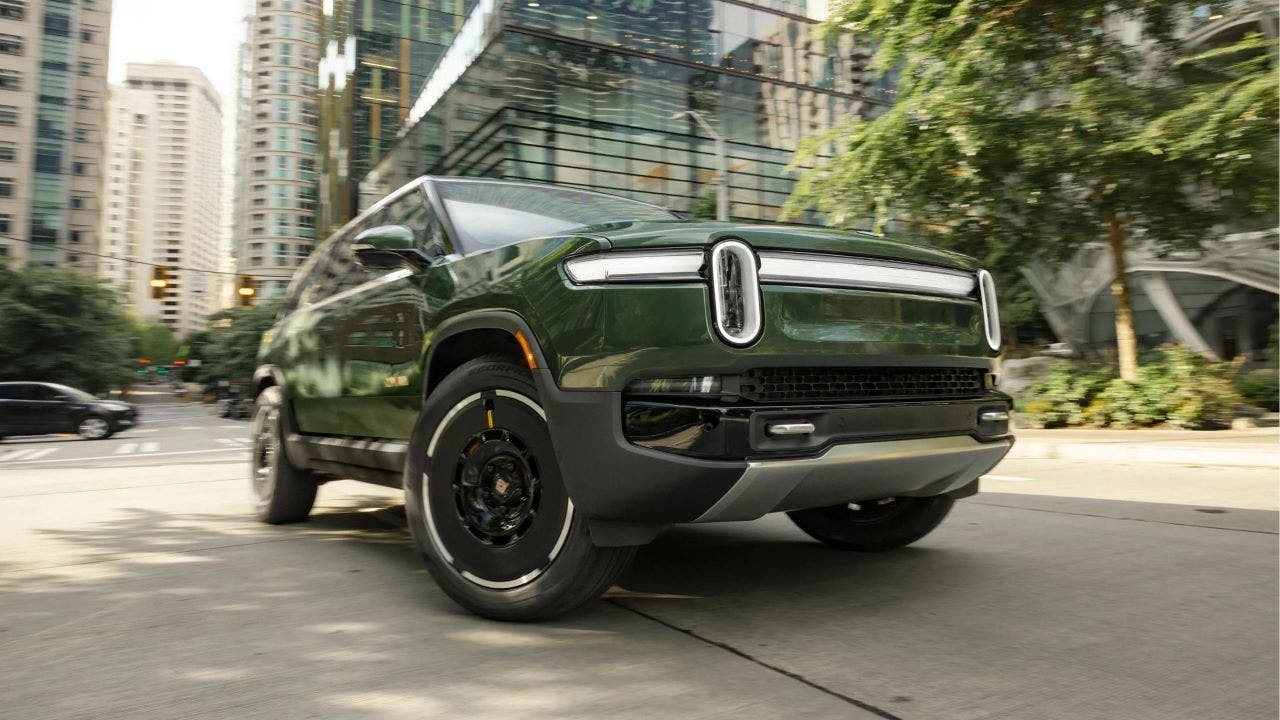 Смотрите: Rivian представляет обновленный электрический пикап и внедорожник