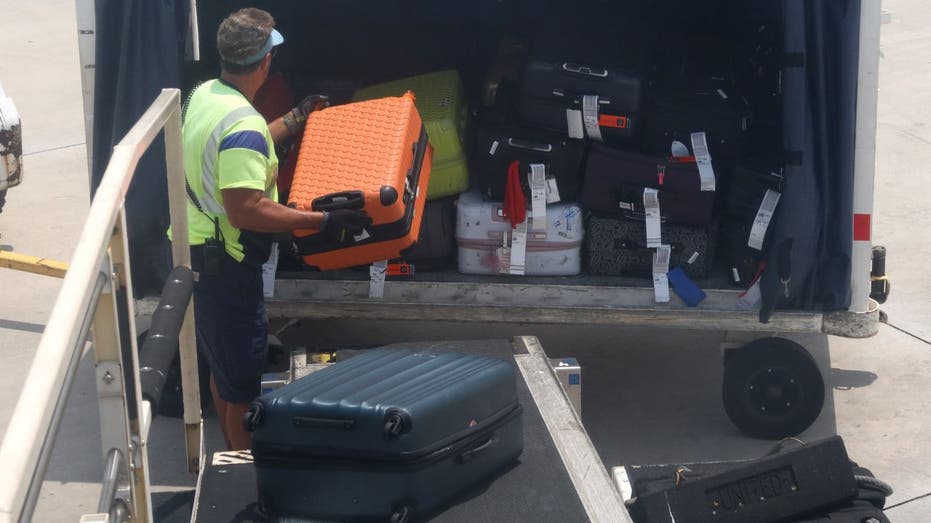 Un asistente de rampa descarga el equipaje de un avión de United Airlines en el Aeropuerto Internacional de Fort Lauderdale-Hollywood. 