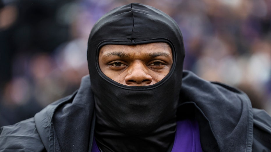 Lamar Jackson stays warm