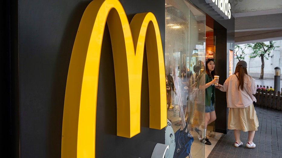 How McDonald’s can be taught from Chipotle, Wendy’s dealing with of food-related diseases at eating places