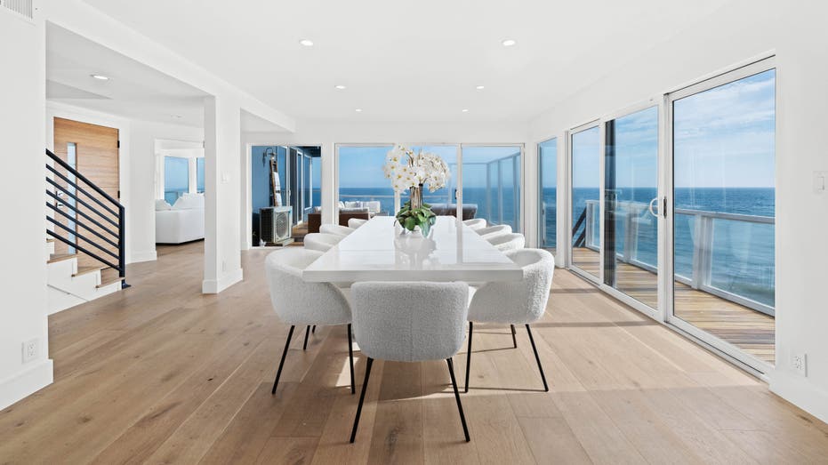Malibu mansion where Elvis Presley filmed "love a little live a little"