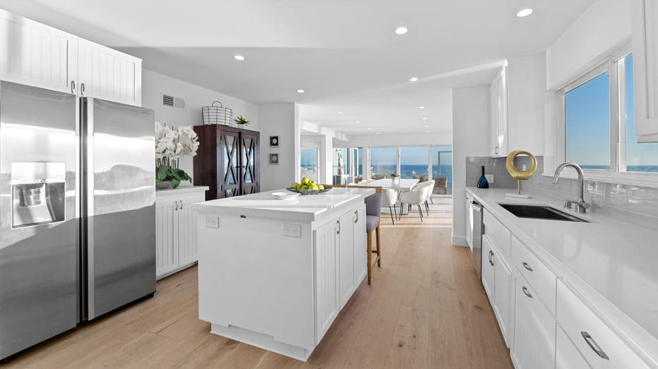 Malibu mansion where Elvis Presley filmed "love a little live a little"