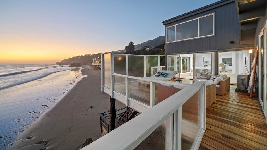 Malibu mansion where Elvis Presley filmed "love a little live a little"