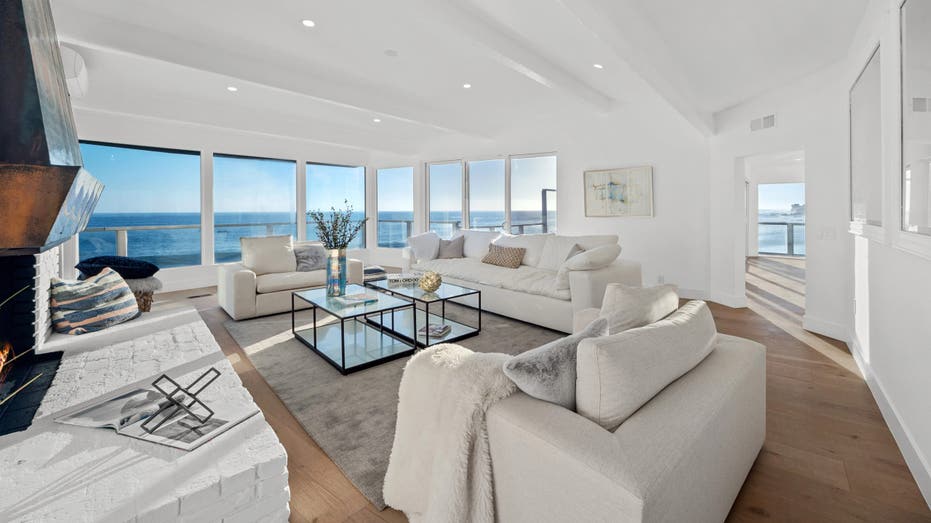 Malibu mansion where Elvis Presley filmed "love a little live a little"