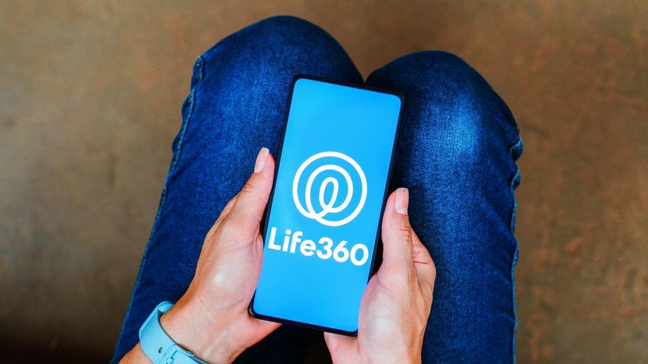 teléfono inteligente con el logotipo de life360 en pantalla