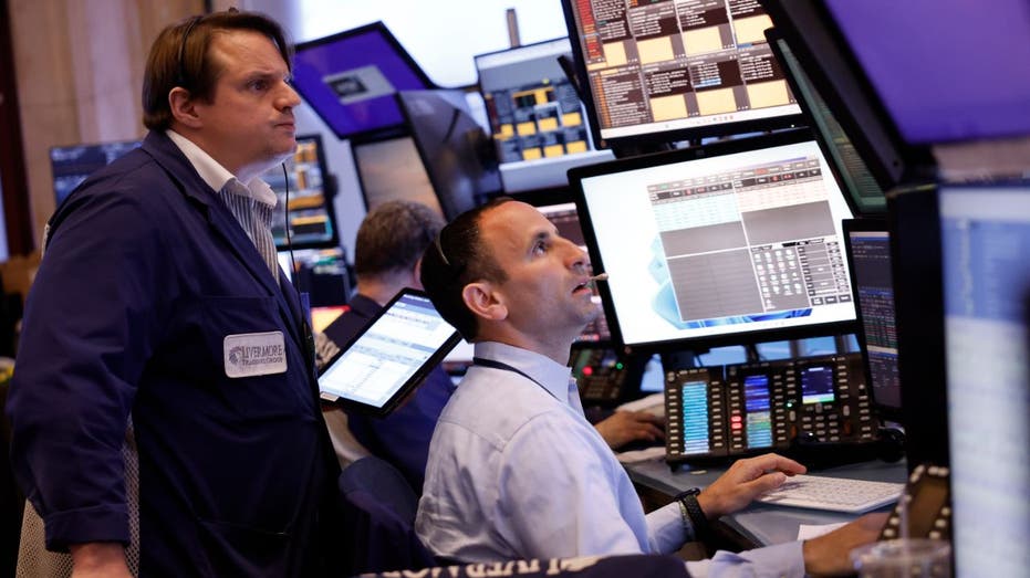 Traders in NYSE